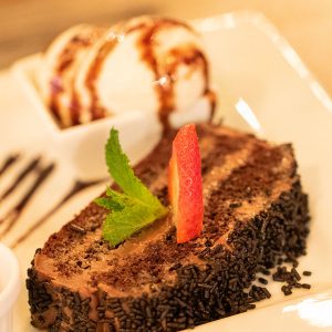 Torta de Chocolate y Arequipa con helado
