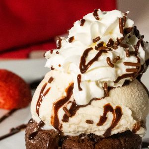 Brownie de chocolate con helado